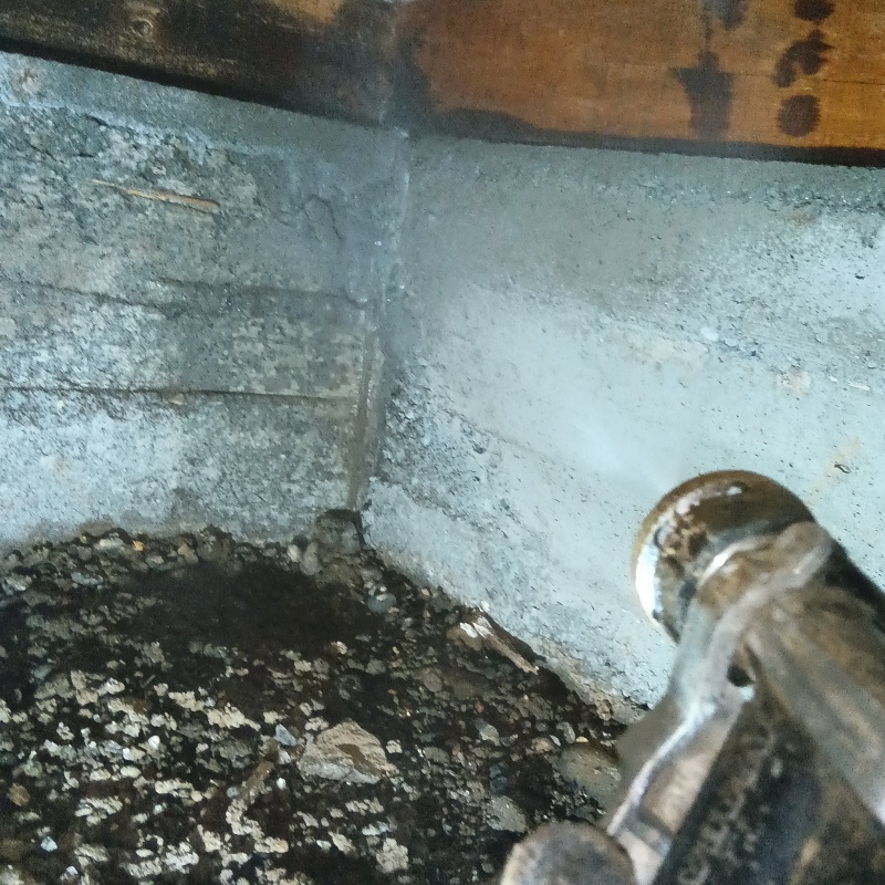 基礎に防蟻剤を散布