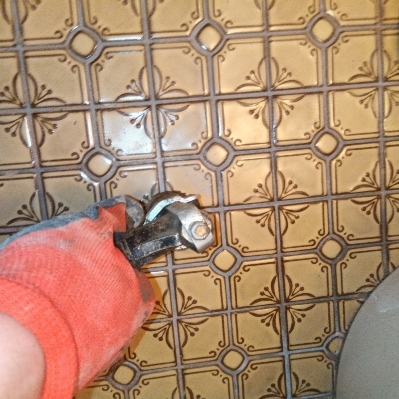 トイレ床のタイルの目地から防蟻剤を注入