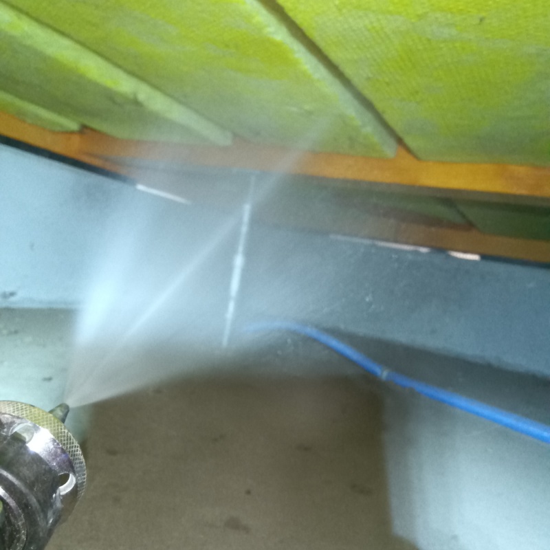 床下断熱材に防蟻剤を散布する様子