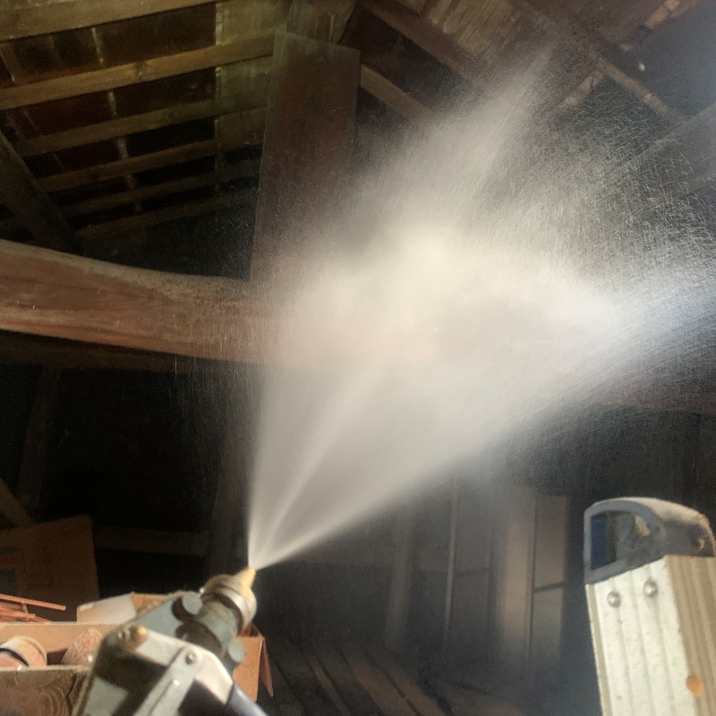 木材にシロアリ駆除剤を散布