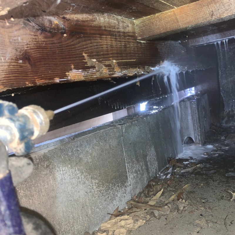 床下木材にシロアリ駆除剤を散布