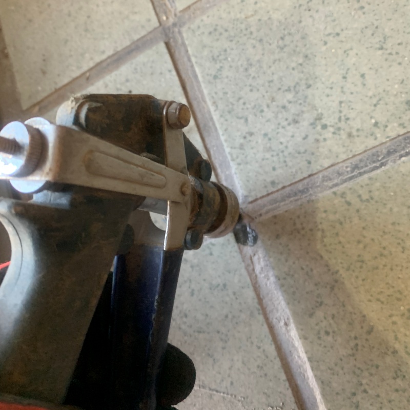 玄関床のタイルの目地からシロアリ駆除剤を注入