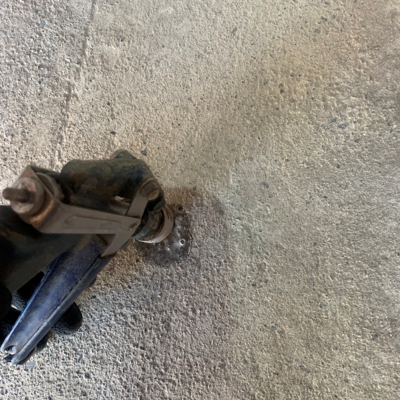 コンクリートに穴を開けてシロアリ駆除剤を注入