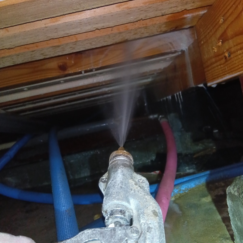 床下の木材にシロアリ駆除剤を散布