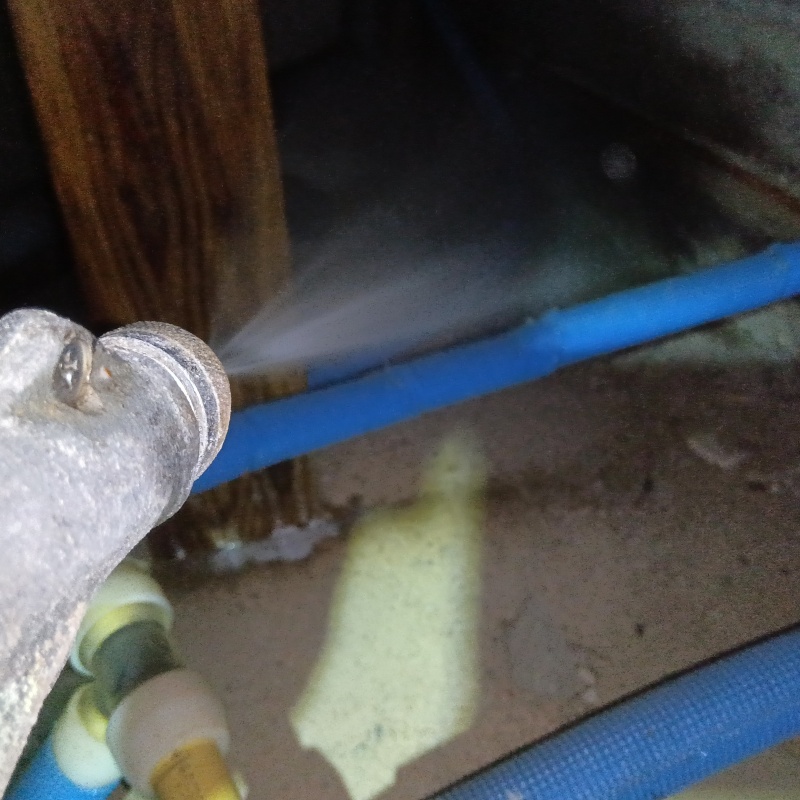 床下の地面にシロアリ駆除剤を散布