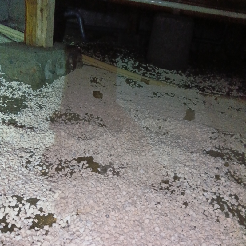 床下に調湿剤を敷き詰めた様子