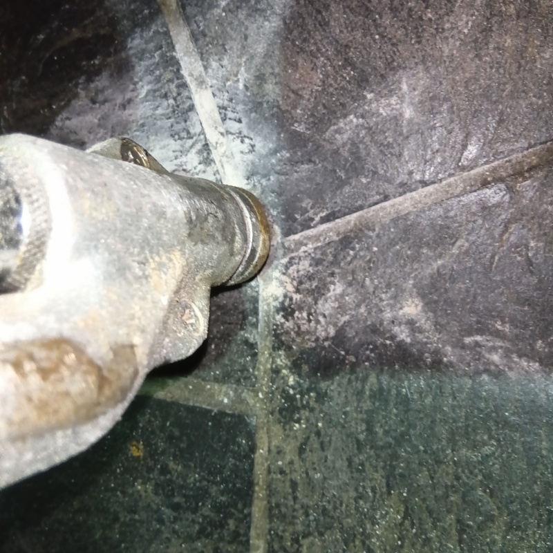 床にシロアリ駆除剤を注入