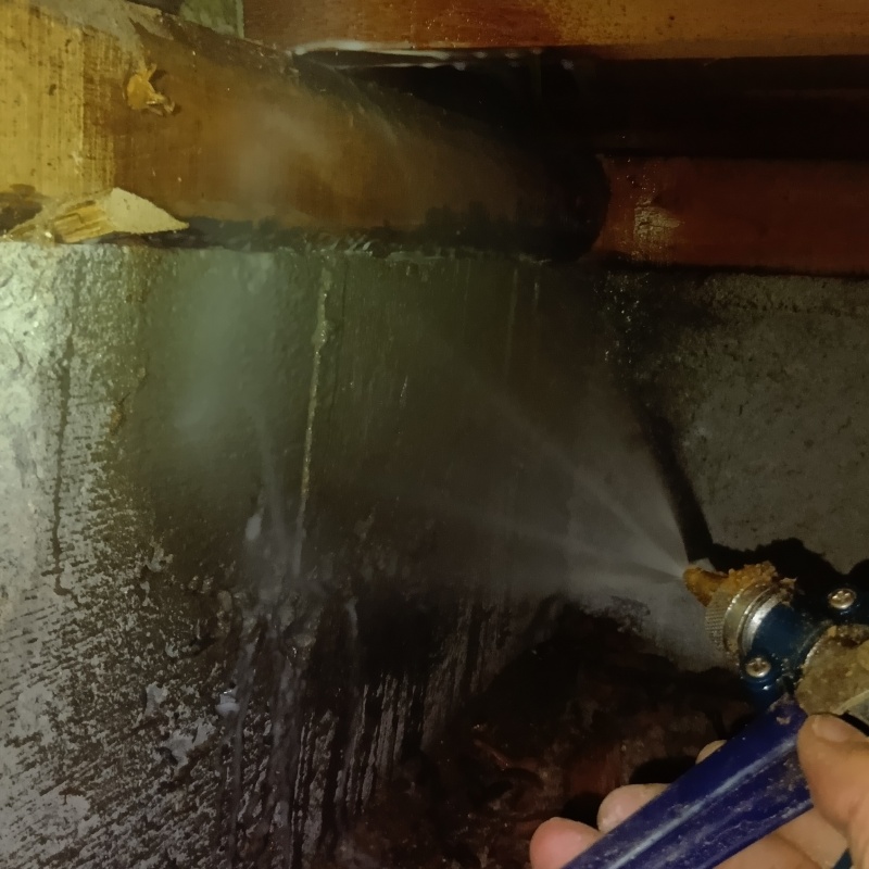 床下の木材にシロアリ駆除剤を散布