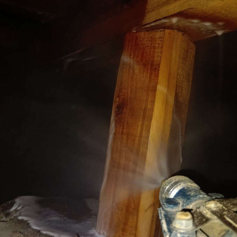 束柱まわりにシロアリ駆除剤を散布