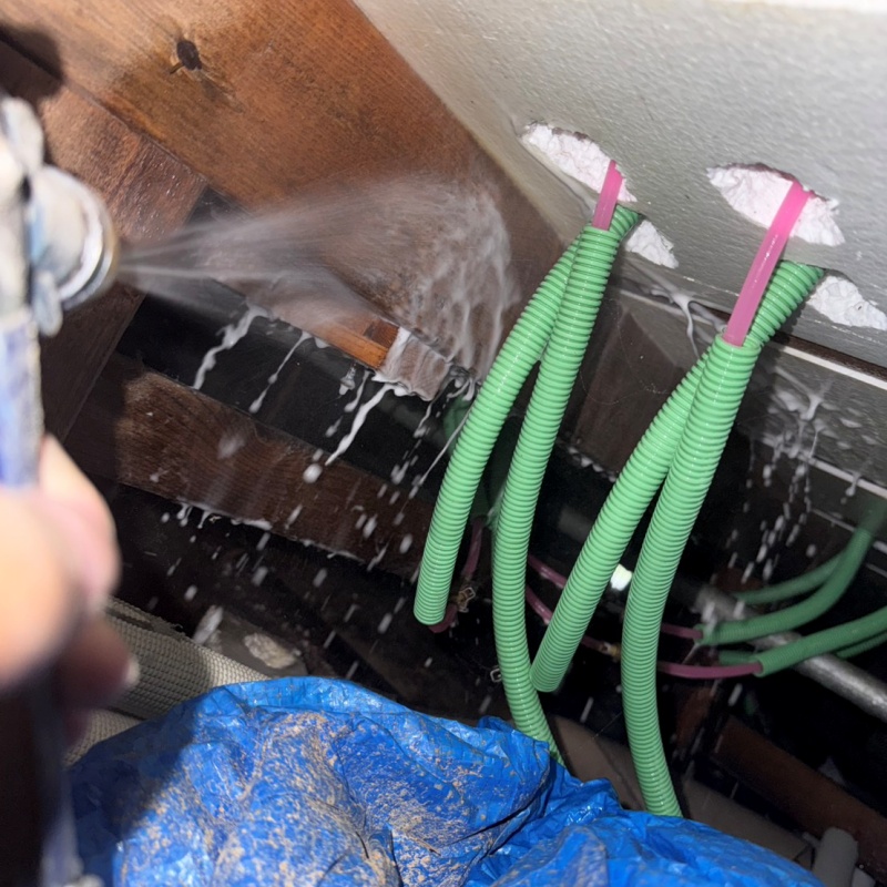 床下の木材にシロアリ駆除剤を散布