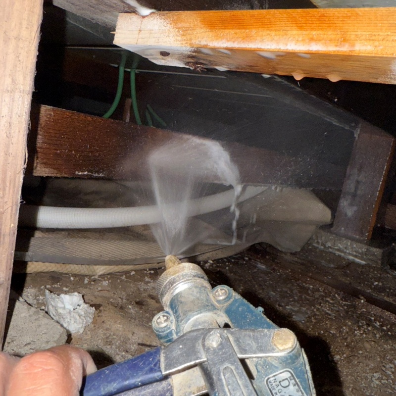 床下の木材にシロアリ駆除剤を散布