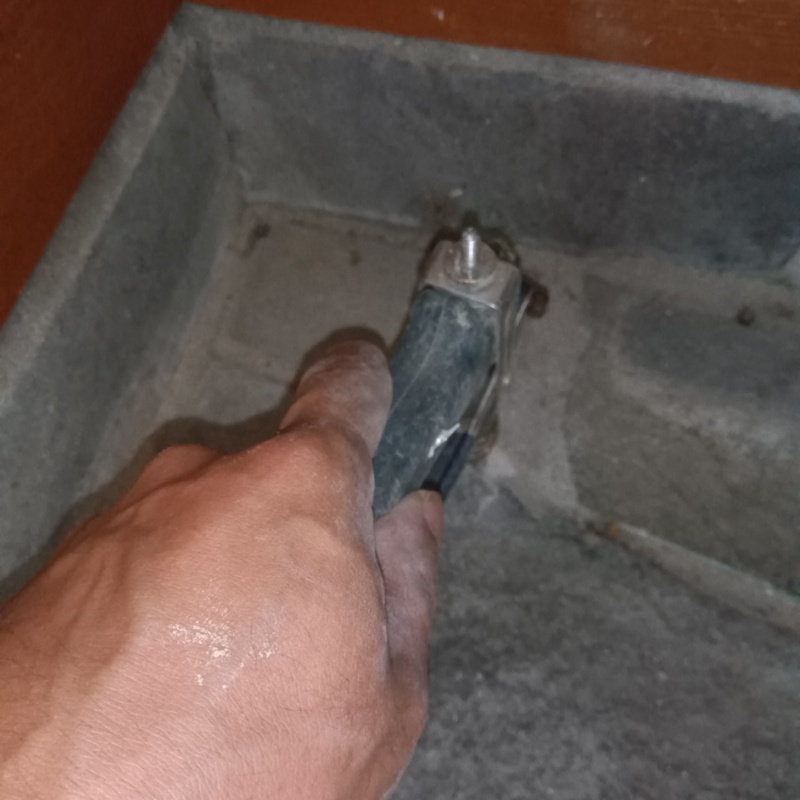 床にシロアリ駆除剤を注入