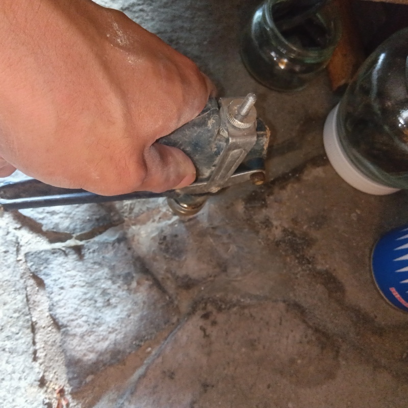 床にシロアリ駆除剤を注入