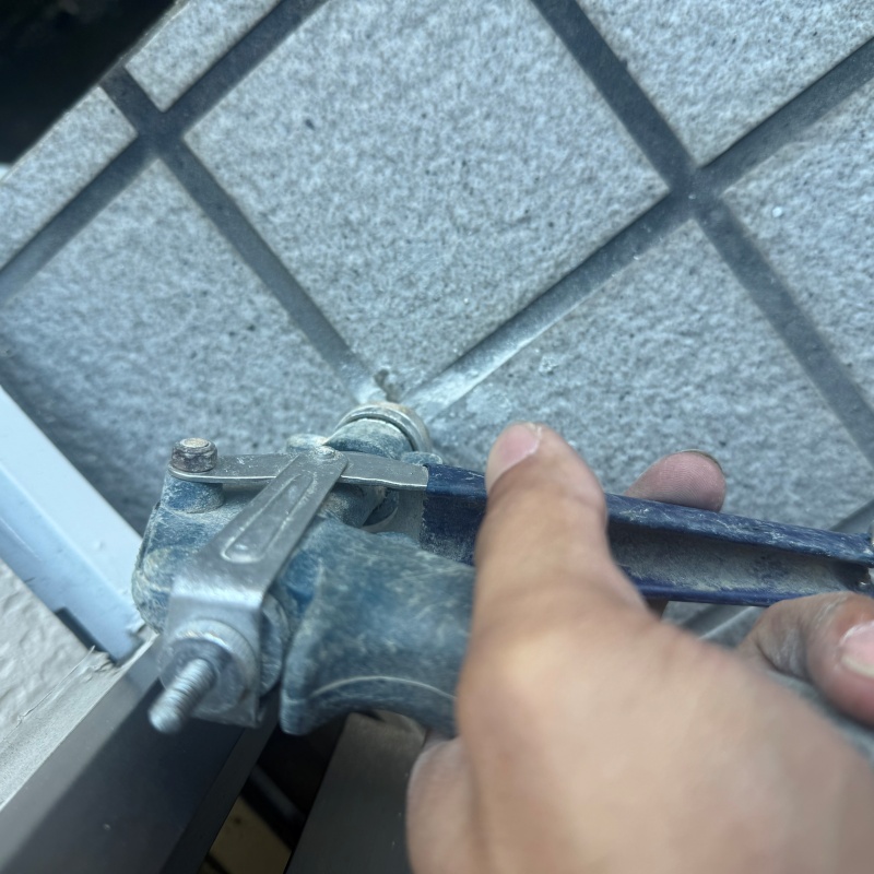 床に防蟻剤を注入