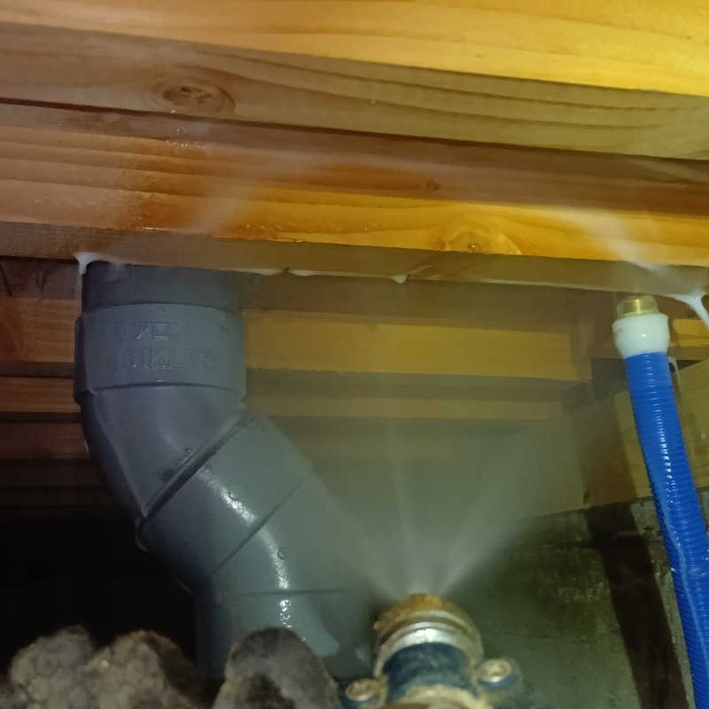 床下の木材にシロアリ駆除剤を散布