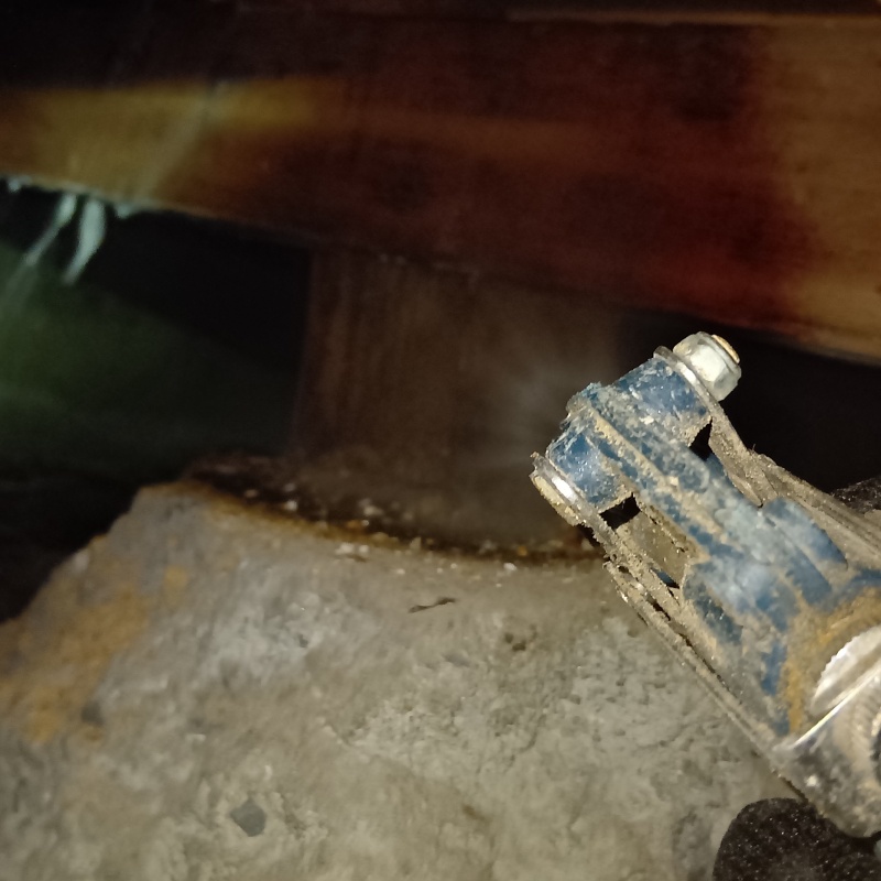 束石まわりにシロアリ駆除剤を散布