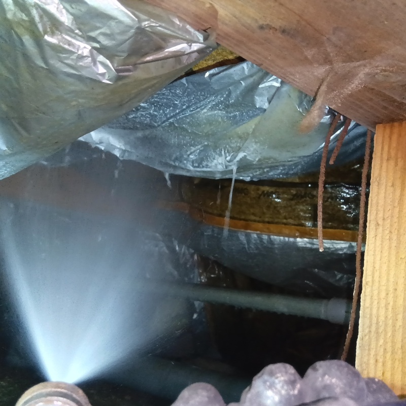 床下の木材にシロアリ駆除剤を散布