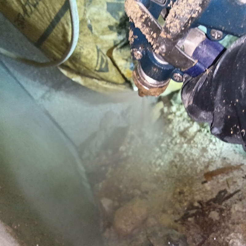 床下の地面にシロアリ駆除剤を散布