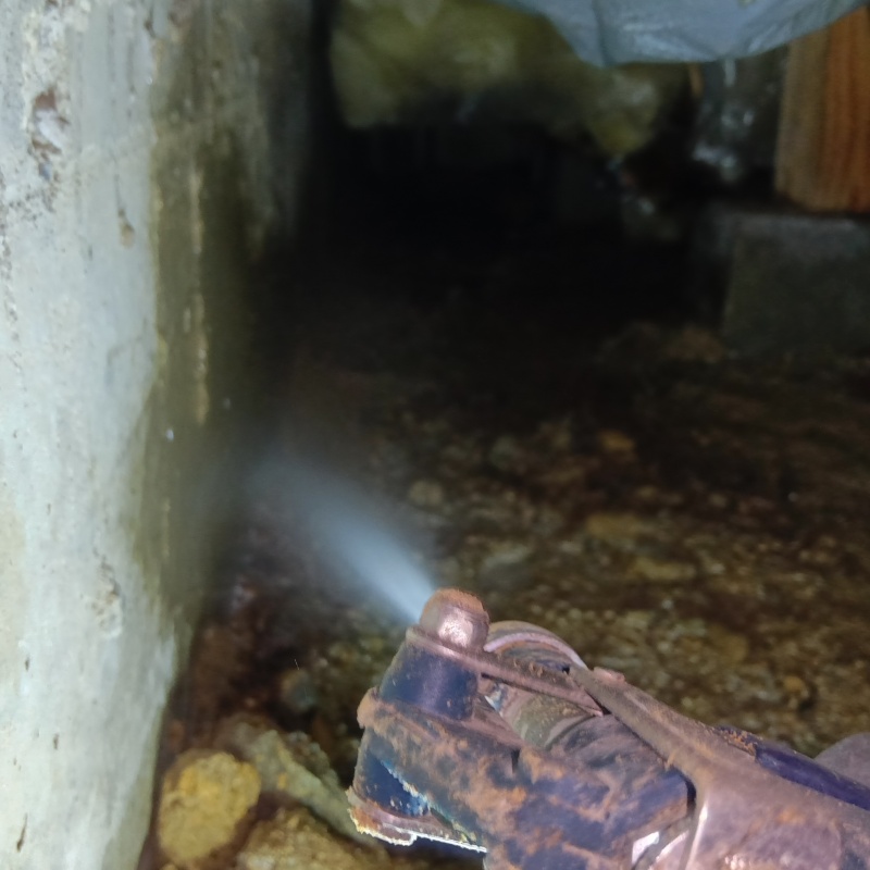 床下の地面にシロアリ駆除剤を散布