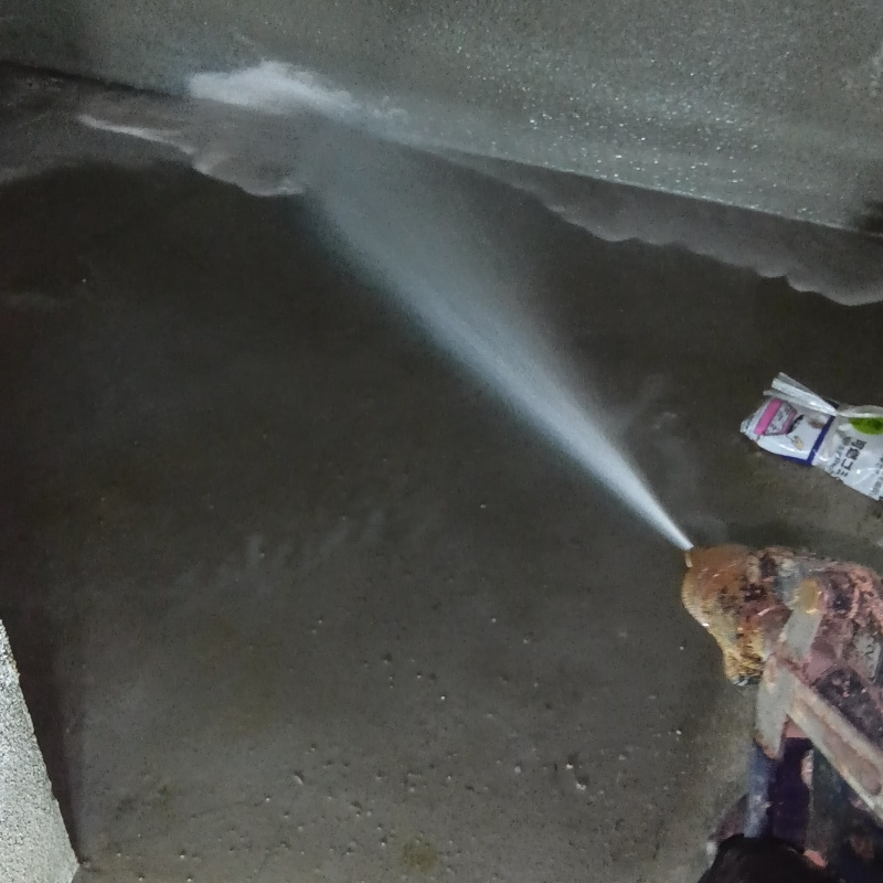 基礎部分にシロアリ駆除剤を散布