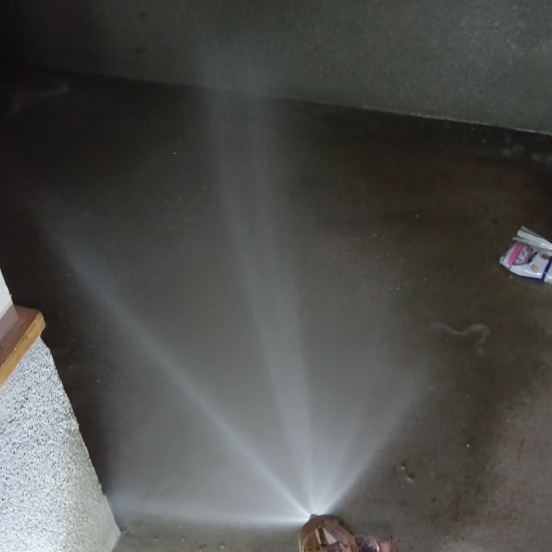 基礎部分にシロアリ駆除剤を散布