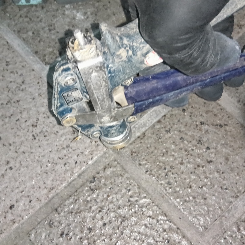 床にシロアリ駆除剤を注入