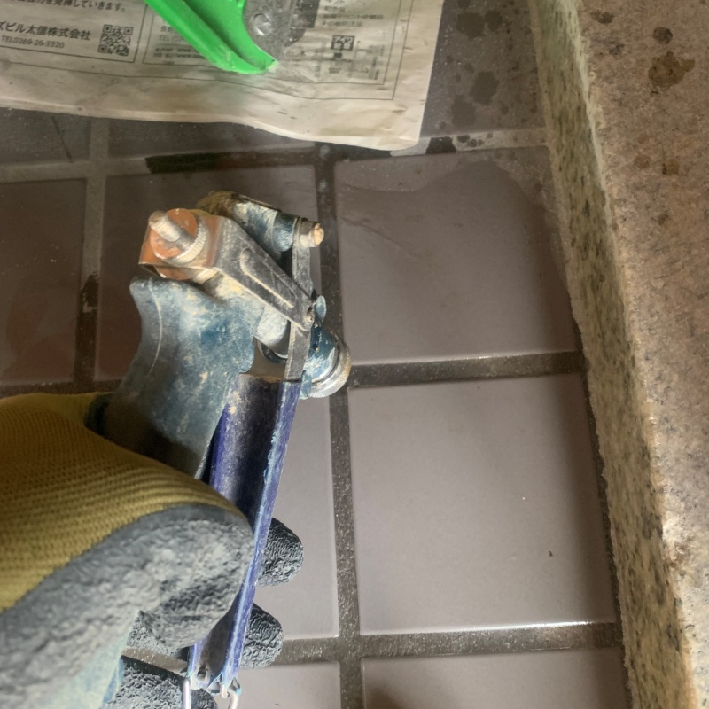 床にシロアリ駆除剤を注入