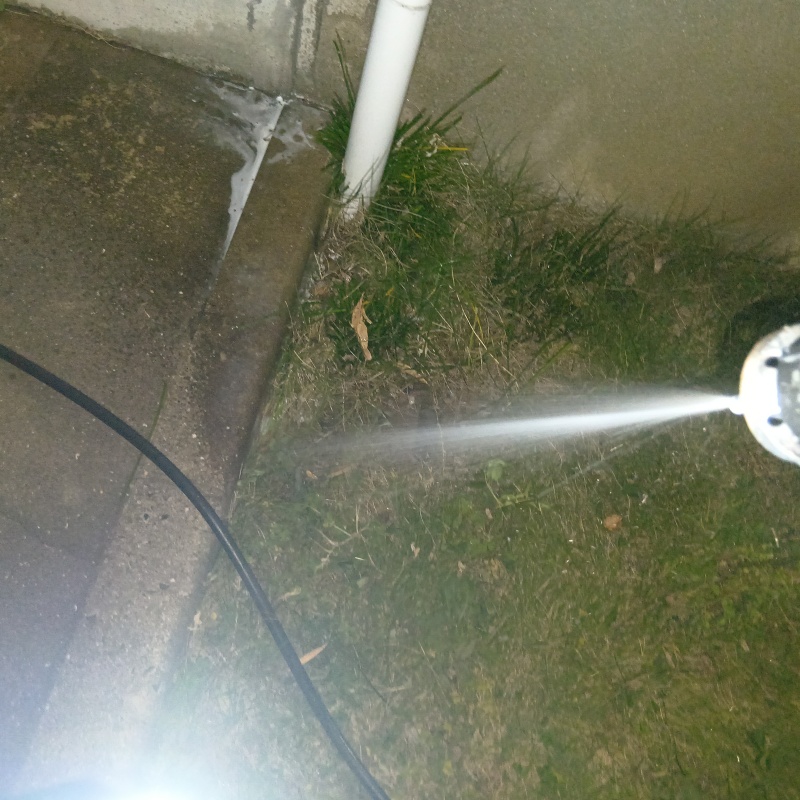 屋外の地面にシロアリ駆除剤を散布