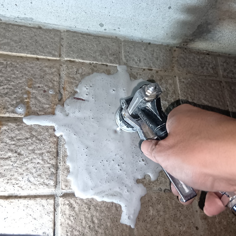 床にシロアリ駆除剤を注入