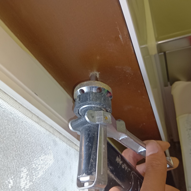 柱にシロアリ駆除剤を注入