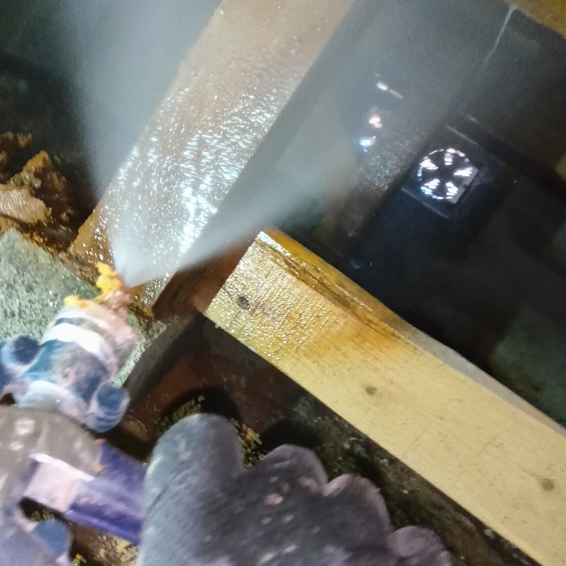 床下の木材にシロアリ駆除剤を散布