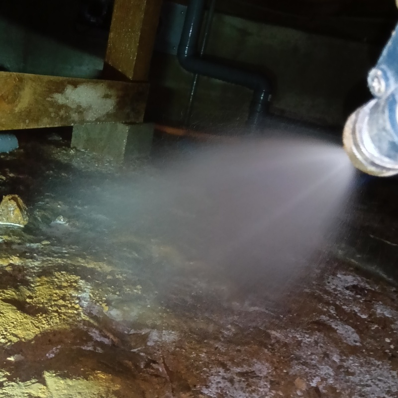 床下の地面にシロアリ駆除剤を散布