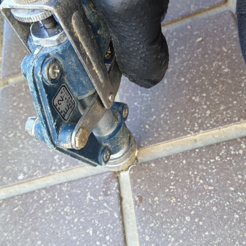 床にシロアリ駆除剤を注入