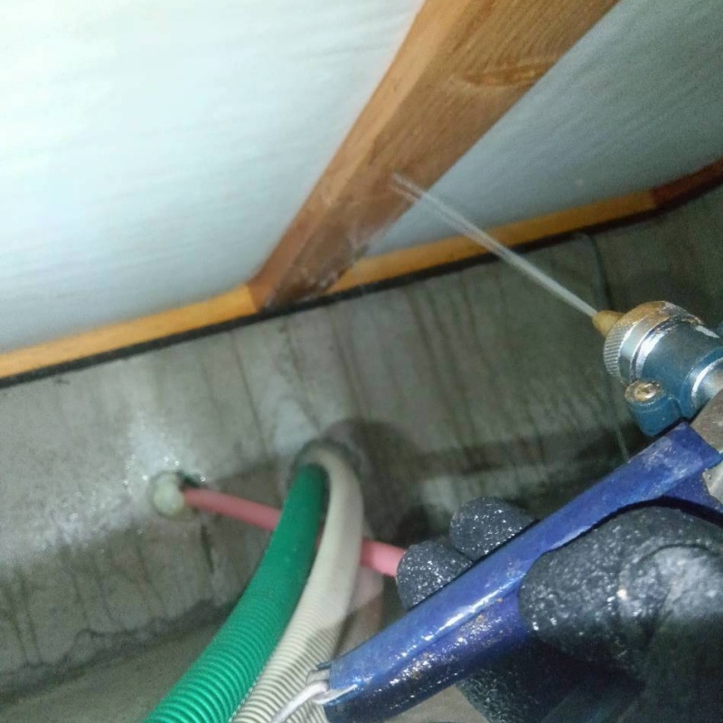 床下の木材に防蟻剤を散布