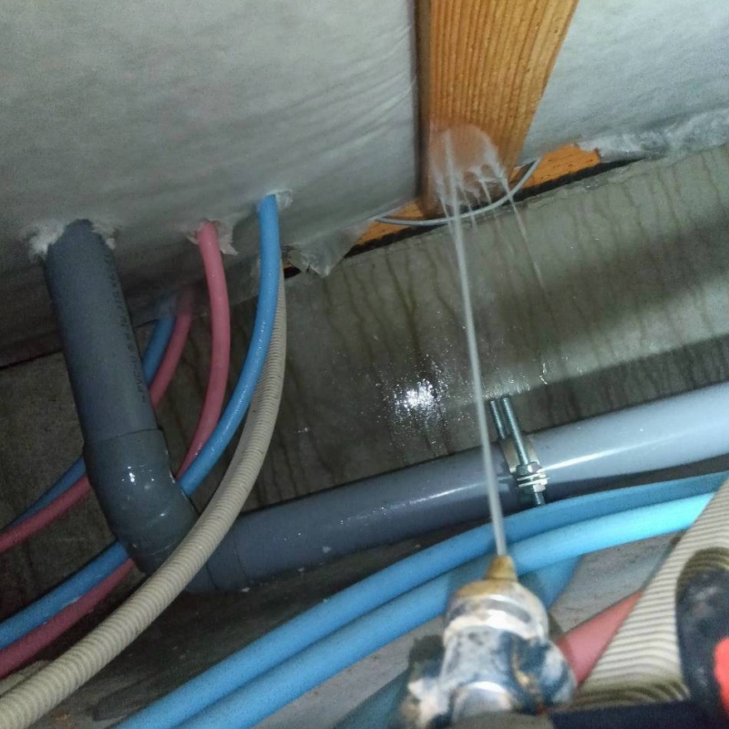 床下の木材に防蟻剤を散布