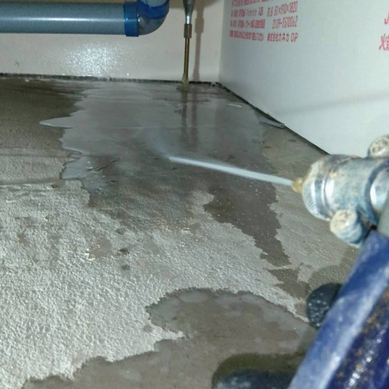 床下の地面に防蟻剤を散布