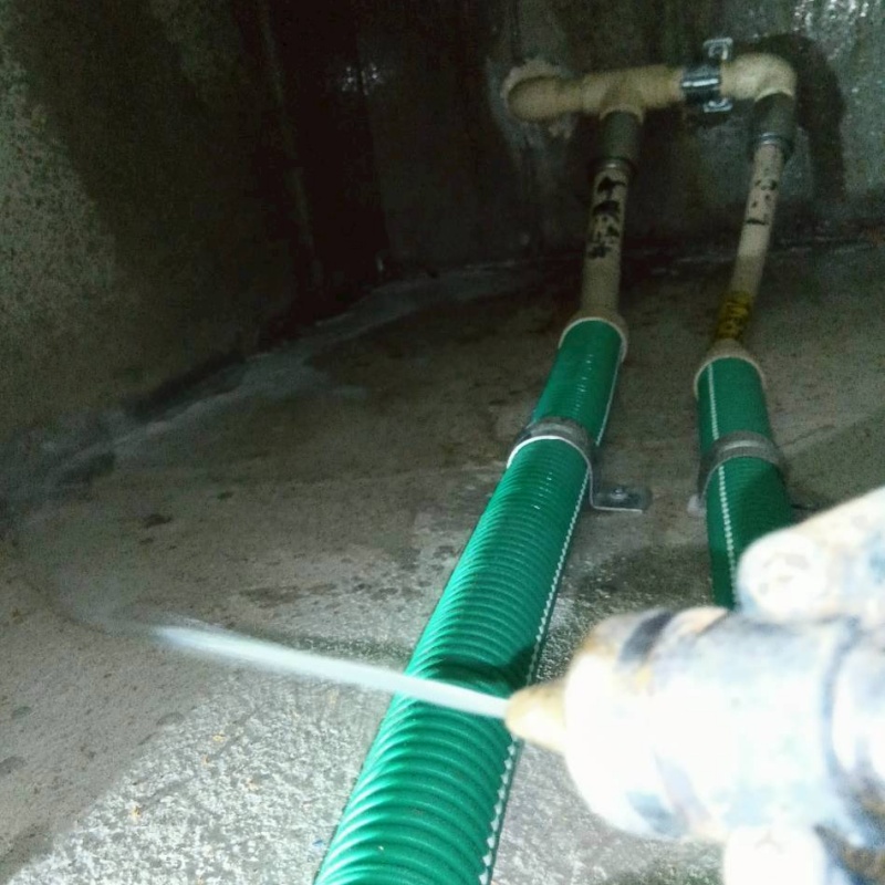 床下の地面に防蟻剤を散布