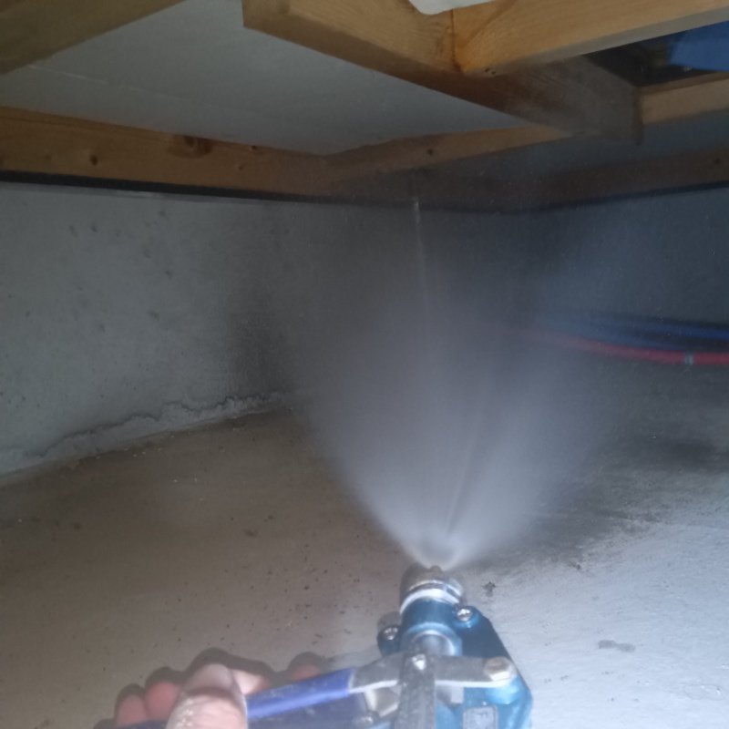 床下の木材に防蟻剤を散布