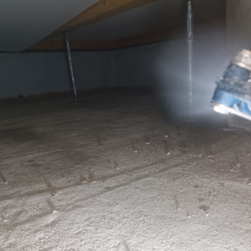 床下の地面に防蟻剤を散布