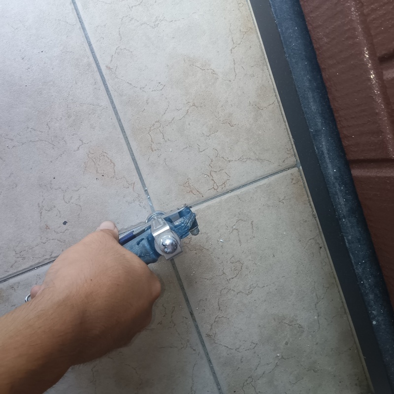 床に防蟻剤を注入