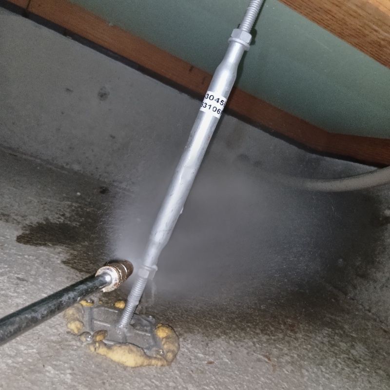 床下の地面に防蟻剤を散布