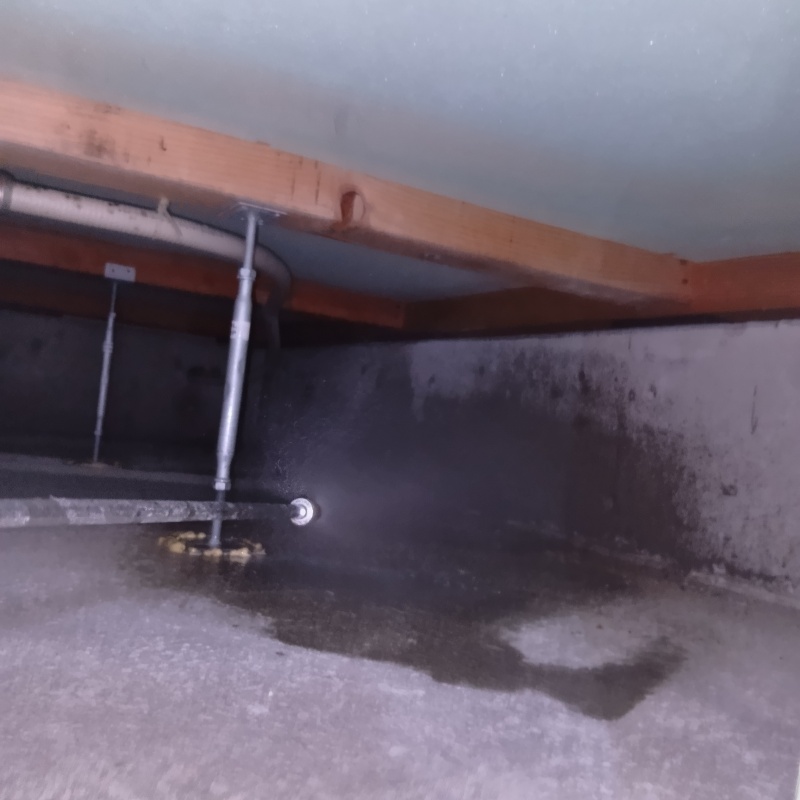 床下の地面に防蟻剤を散布