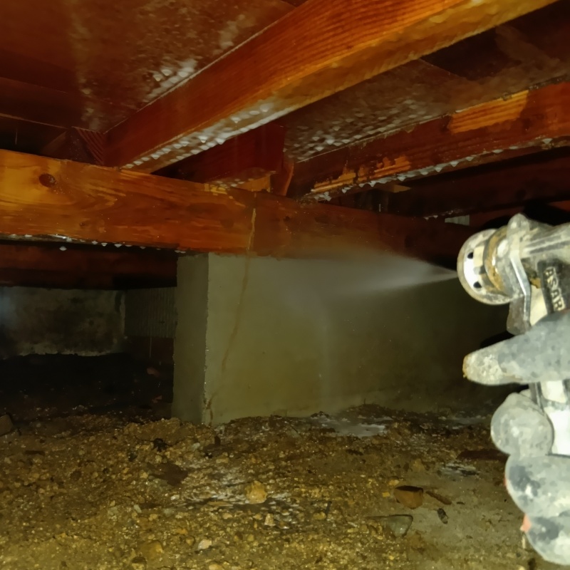床下の基礎部分にシロアリ駆除剤を散布