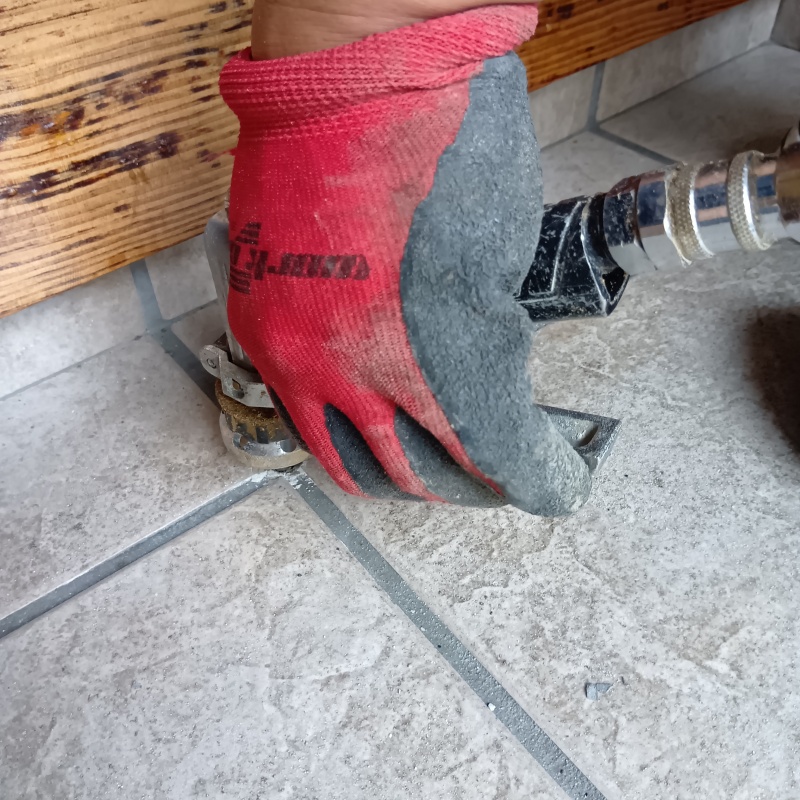 床にシロアリ駆除剤を注入