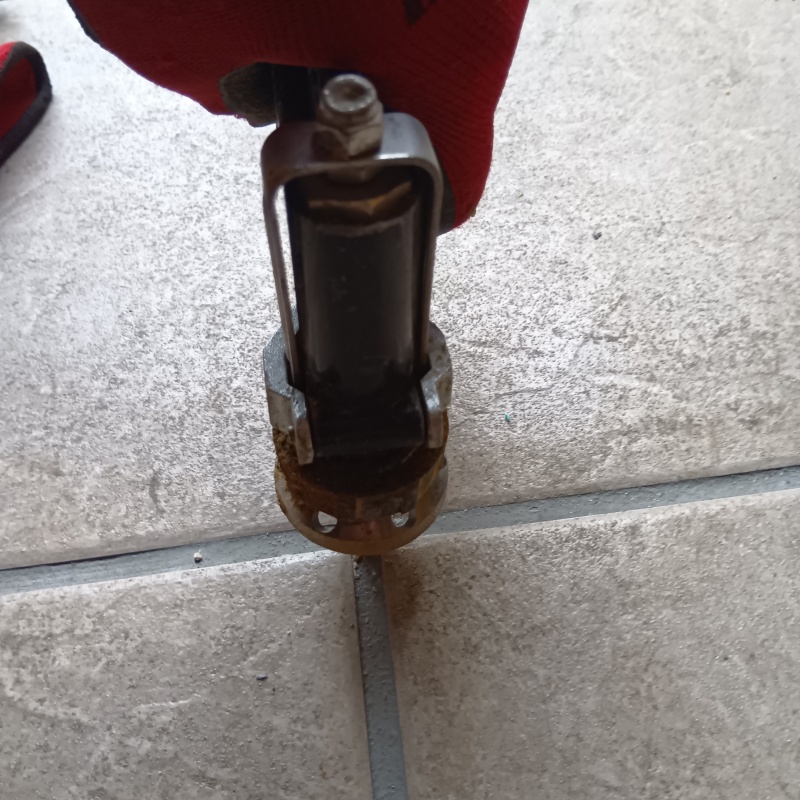 床にシロアリ駆除剤を注入