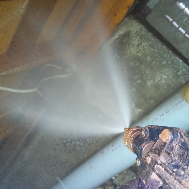 床下の木材に防蟻剤を散布