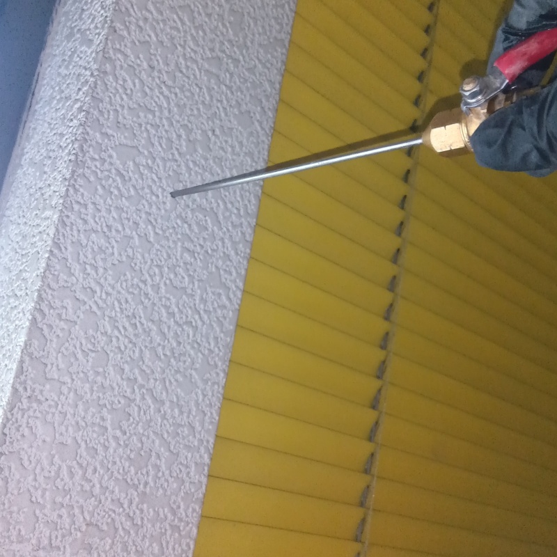 壁に防蟻剤を注入