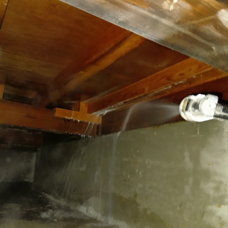 床下の木材にシロアリ駆除剤を散布