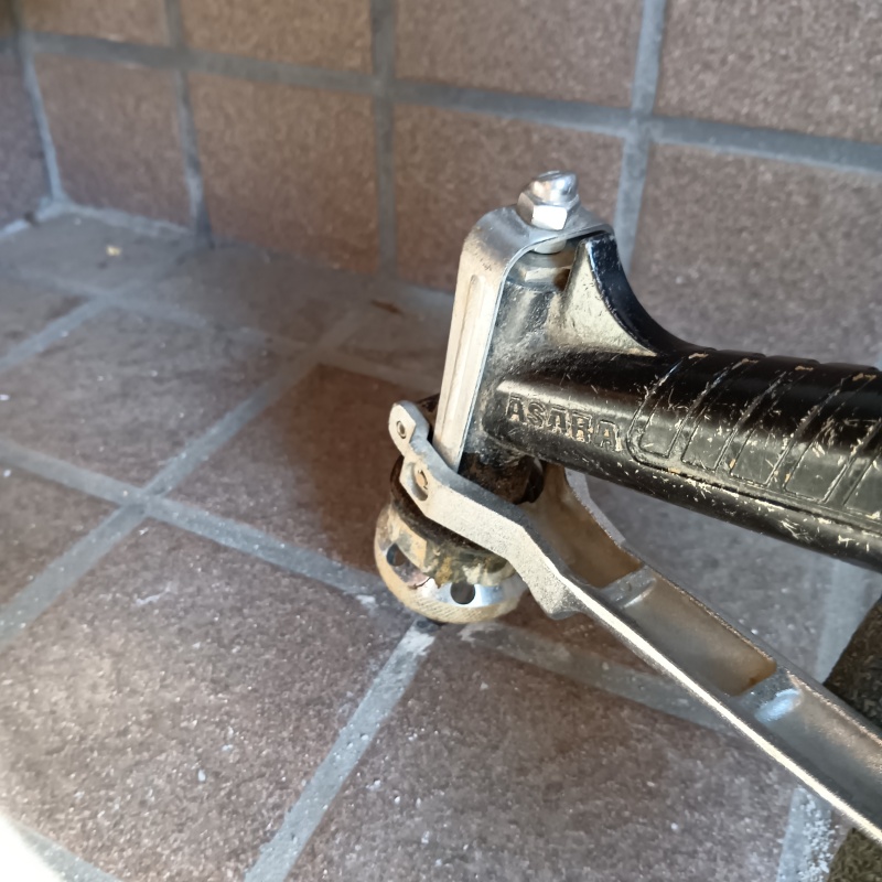 床にシロアリ駆除剤を注入