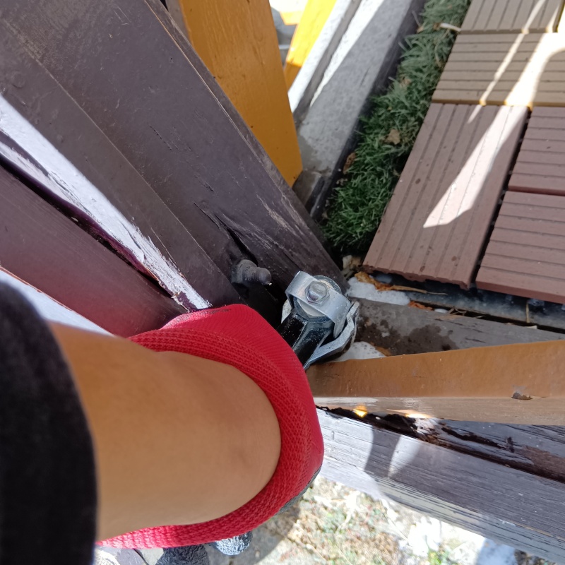 ドア枠にシロアリ駆除剤を注入